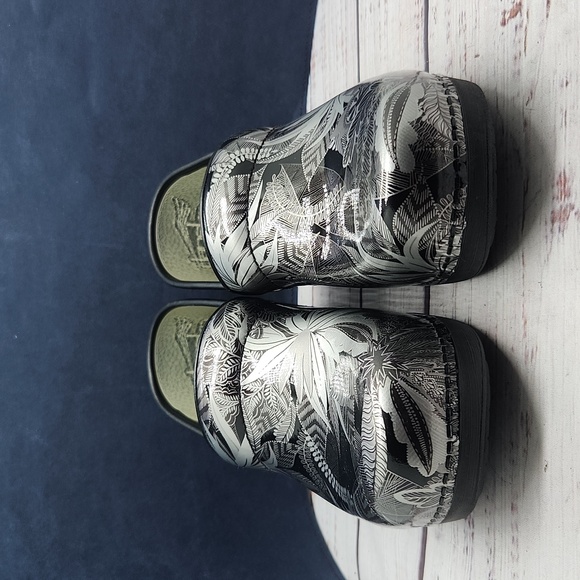 NEW Dansko XP 2.0 Metallic Silver Jungle Clogs Size 36 6 - Picture 5 of 10